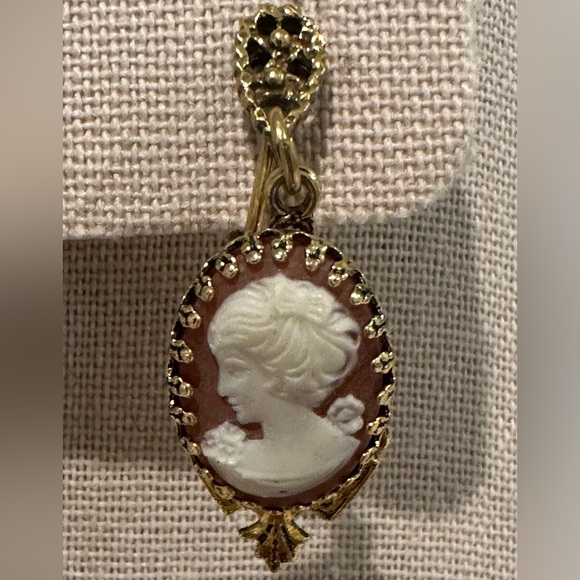 Vintage Cameo adjustable screw spring back earrings Gorgeous - Picture 5 of 8